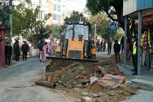 बार्दली रेष्टुरेन्ट अगाडि महानगरको डोजर चल्यो [तस्बिरहरू]