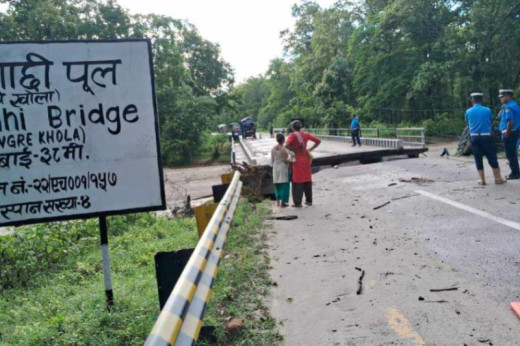महोत्तरीमा बाढीले पुलमा क्षति पुर्याउँदा पूर्वपश्चिम राजमार्ग अवरूद्ध