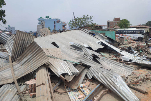 मनोहरा क्षेत्रका अतिक्रमित घरटहरा हटाइँदै   