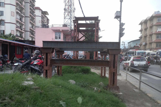 मित्रपार्कको आकाशेपुल वर्षौँदेखि अलपत्र