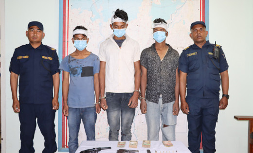 मनी ट्रान्सफर सञ्चालकमाथि गोली चलाउने ३ जनालाई प्रहरीले गर्यो सार्वजनिक