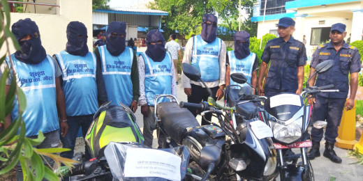 शृंखलाबद्ध लुटपाटमा संलग्न समूह हतियारसहित पक्राउ