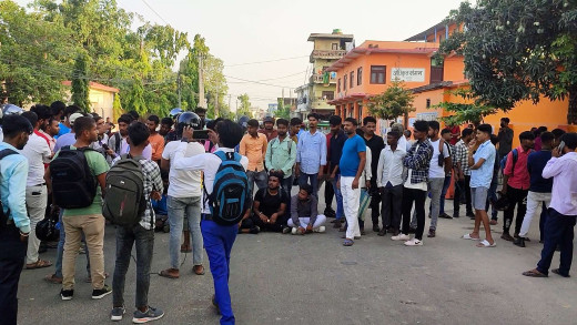 तत्काल नागरिकता नबन्ने भएपछि जनकपुरमा चक्काजाम, प्रजिअविरुद्ध नाराबाजी