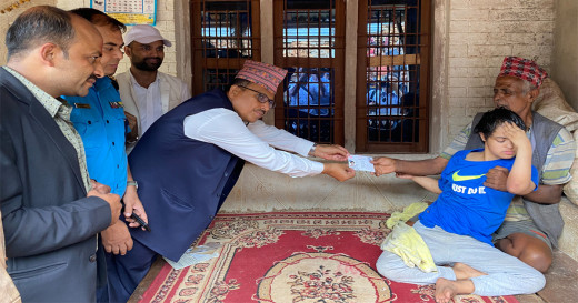 हिँडडुल गर्न नसक्ने सन्तोषीलाई घरमै पुगेर दिइयो नागरिकता 