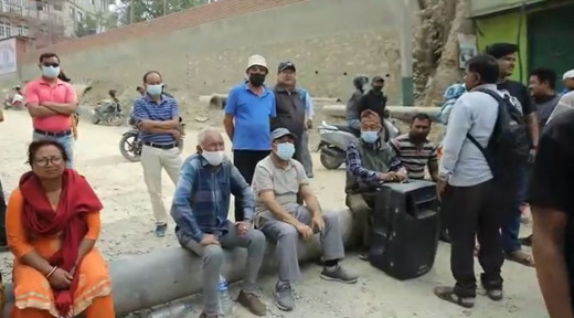 नख्खु–भैँसेपाटी सडक समयमै निर्माण नभएपछि स्थानीयले सुरु गरे धर्ना