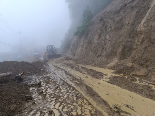 दाउन्नेमा लेदोसहितको पहिरो खसेपछि पूर्वपश्चिम राजमार्ग अवरुद्ध