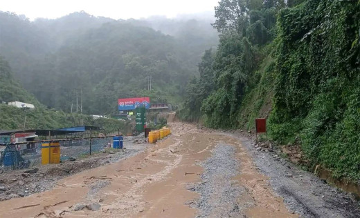 नागढुङ्गाको नागमन्दिरमा पहिरो, काठमाडौं–मुग्लिन सडक पूर्णरूपमा अवरुद्ध