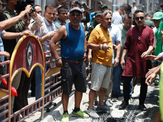 न्युरोडमा सडक विभागले पीच गर्दा महानगर प्रहरी पुगेपछि तनाव 