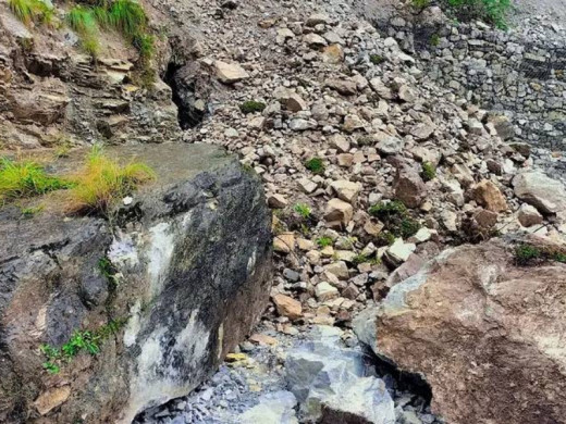 पुनः अवरुद्ध भयो जयपृथ्वी राजमार्ग, लगातारको वर्षाले पहिरो पन्छाउन समस्या