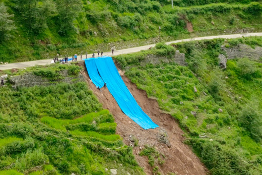 पहिरो रोक्न त्रिपालको सहारा