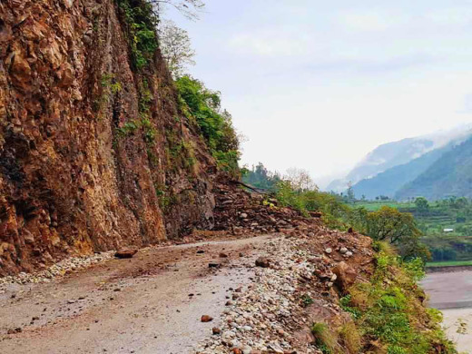 बाढीपहिरोले सडक बगाउँदा तीन गाउँका स्थानीय समस्यामा