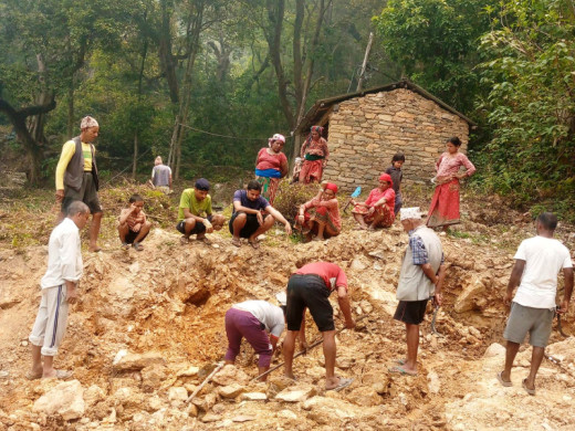 खडेरीले पानीको मूल सुकेपछि वैकल्पिक स्रोतको खोजीमा स्थानीय 