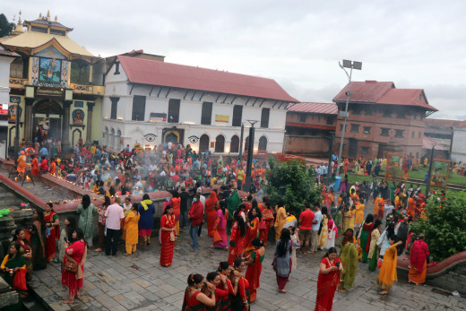पशुपतिनाथसहित देशभरका शिवालयमा भक्तजनको घुइँचो [तस्बिरहरू]