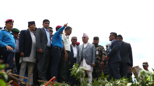 सौर्य एअरलाइन्सको विमान दुर्घटनास्थलमा पुगे प्रधानमन्त्री ओली