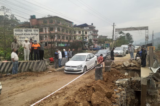अठार घण्टापछि एकतर्फी खुल्यो पृथ्वी राजमार्ग