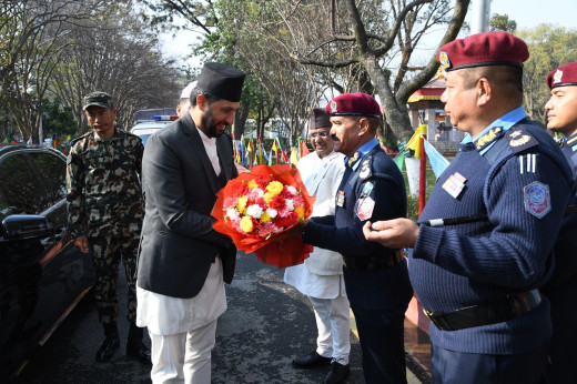 गृहमन्त्री लामिछानेले गरे प्रहरी प्रधान कार्यालयको निरीक्षण