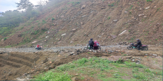 पानी परेपछि ग्रामीण सडकको दुरावस्था