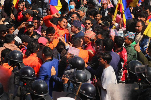 राप्रपा नेपालको प्रदर्शनमा प्रहरीले गर्‍यो लाठीचार्ज 