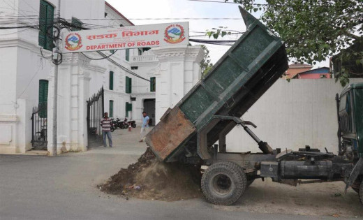 सडक विभागको गेट मै काठमाडौं महानगरले थुपारिदियो धुलो [भिडिओसहित]
