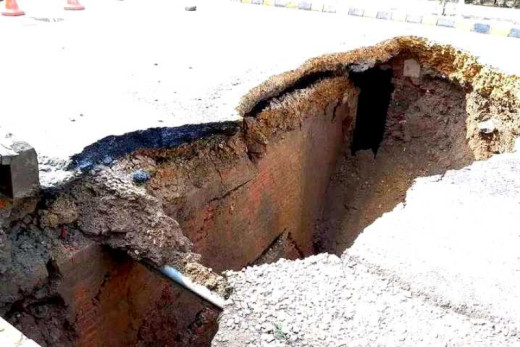 सडक भासिएको ठाउँ टुकुचा खोला, महानगर भन्छ- पुल बनाउनुको विकल्प छैन