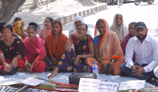 सिर्सियाको प्रदूषित पानी बोतलमा भरेर काठमाडौंमा प्रदर्शन