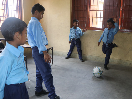 शहरका विद्यार्थीका दुःखः खेलमैदान छैन, कक्षाकोठाभित्रै घुम्छ फुटबल