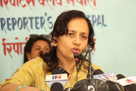 नागरिकतासम्बन्धी व्यवस्थाप्रति असन्तुष्टि जनाउँदै तारा बरालले च्यातिन् संविधान ! 