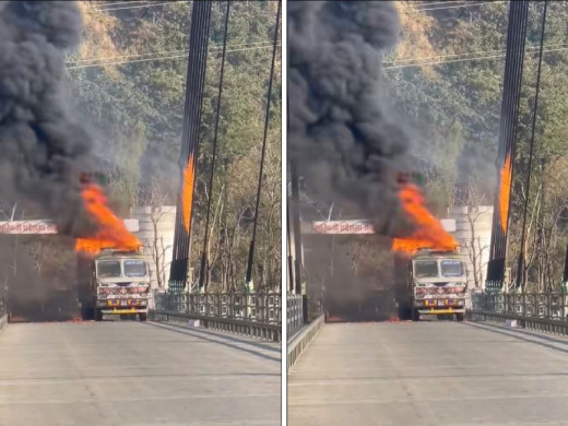 लाइटर बोकेको ट्रकमा आगलागी