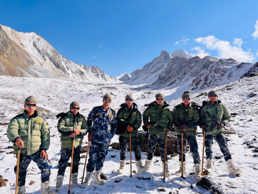 सुरक्षा अधिकारीद्वारा चीनसँग सीमा जोडिएको उरै नाका निरीक्षण