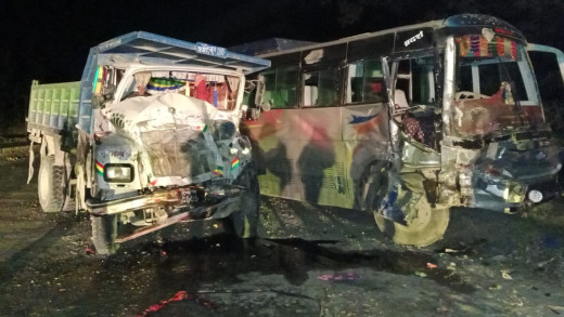 काठमाडौंबाट बाजुरा जाँदै गरेको बस सुनवलमा टिपरसँग ठोक्कियो, १७ जना घाइते 