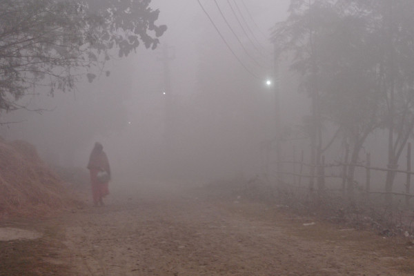शीतलहरले सडक चिप्लो भएपछि पूर्व-पश्चिम राजमार्ग अवरूद्ध