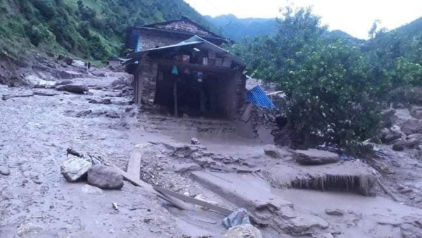 तीन वर्षअघि ढोरपाटनको भीषण बाढीमा सर्वस्व गुमाएकाहरू भन्छन्– खेती गरेर खान जग्गा छैन 