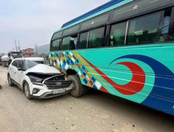 रोकिराखेको बसमा कार ठोक्किँदा दुई जना घाइते