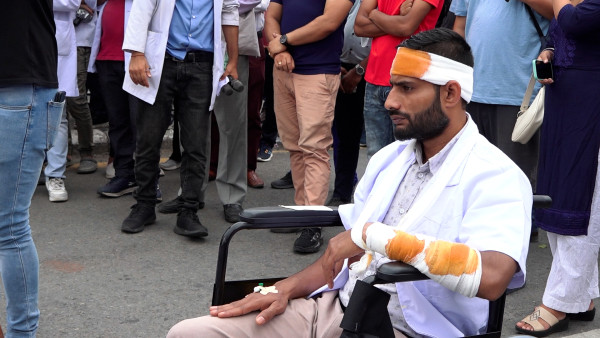 चिकित्सकहरु शनिबार पनि सकडमा