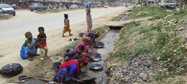 ढलमा सुन खोज्दै महिला