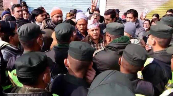 व्यवसायीहरूको चर्को विरोधपछि पार्किङ खोल्न काठमाडौं मल पुगेको नगर प्रहरी फर्कियो