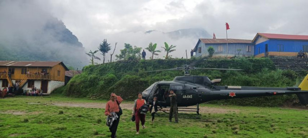बाढीपहिरो पीडितका लागि सेनाकाे हेलिकप्टरबाट राहत ढुवानी