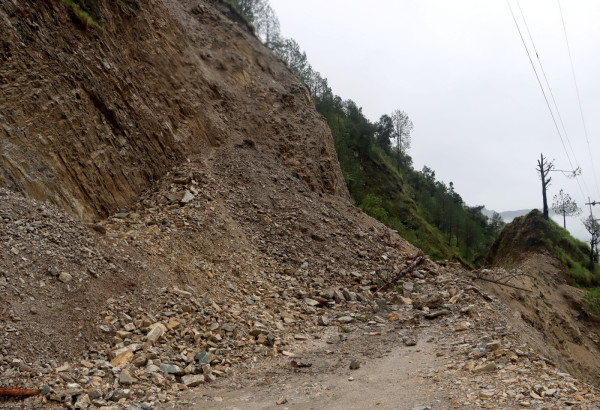 अविरल वर्षाले खोटाङका ग्रामीण सडक अवरुद्ध