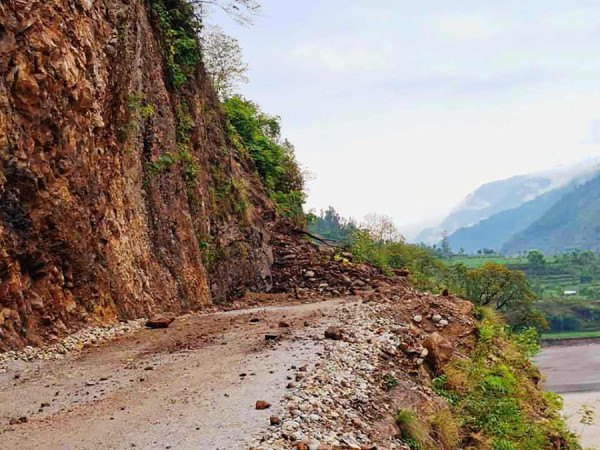 अविरल वर्षाले कर्णाली राजमार्ग अवरुद्ध