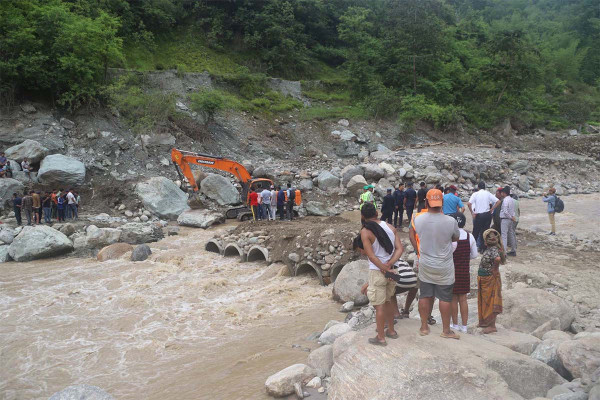 पाँचथरको हेवाखोलाको डाइभर्सनमा बाढीले क्षति पुर्‍याएपछि मेची राजमार्ग पुनः अवरुद्ध