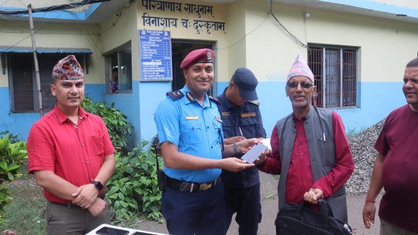 प्रहरीले खोजेर दियो सम्बन्धित धनीलाई हराएका ३४६ मोबाइल