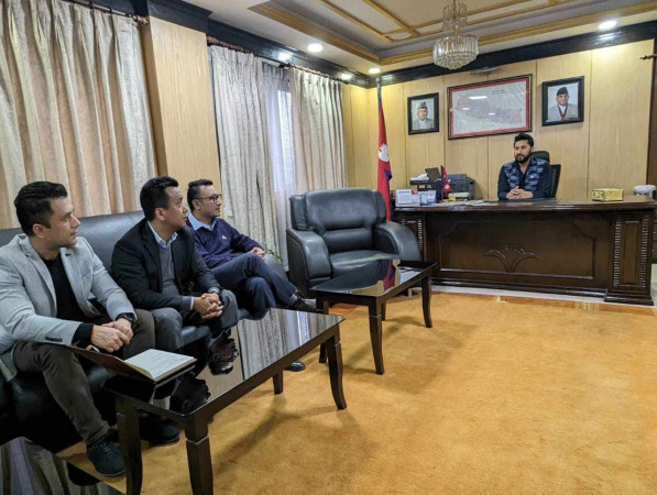 हिरासत छल्न अस्पतालमा बस्ने प्रवृत्ति रोक्न गृहमन्त्री लामिछानेले थाले छलफल