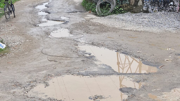 राष्ट्रिय राजमार्गमा खाल्डाखुल्डी कहिले पुरिसकिन्छ,के गर्दैछ सडक विभाग ?