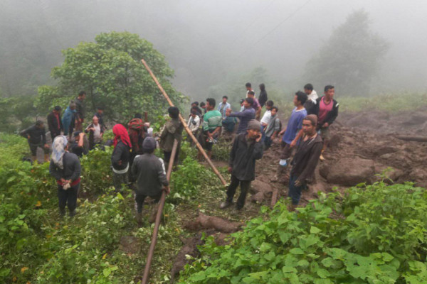 ताप्लेजुङमा बाढी पहिरोबाट विस्थापित परिवारको विद्यालयमा बास  