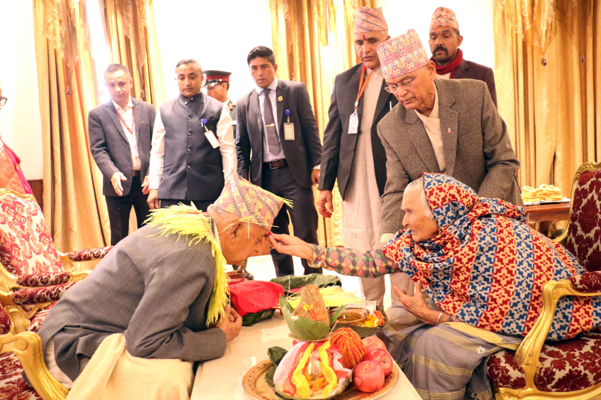 राष्ट्रपति पौडेलद्वारा ९१ वर्षीया भाउजूबाट टीका ग्रहण