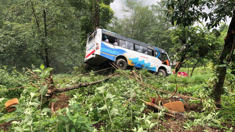 रामेछाप बस दुर्घटना अपडेटः चालकसहित १० जना घाइते