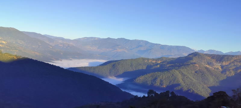 बादल र डाँडापाखाको मनमोहक दृश्य