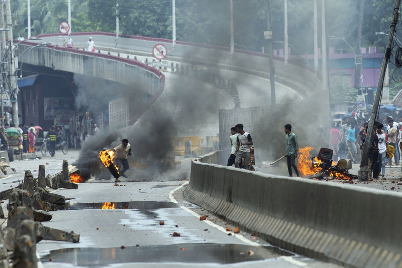 तस्बिरमा हेर्नुहोस् प्रधानमन्त्री शेख हसिनालाई देशै छाड्न बाध्य पार्ने बंगलादेशको आन्दोलन