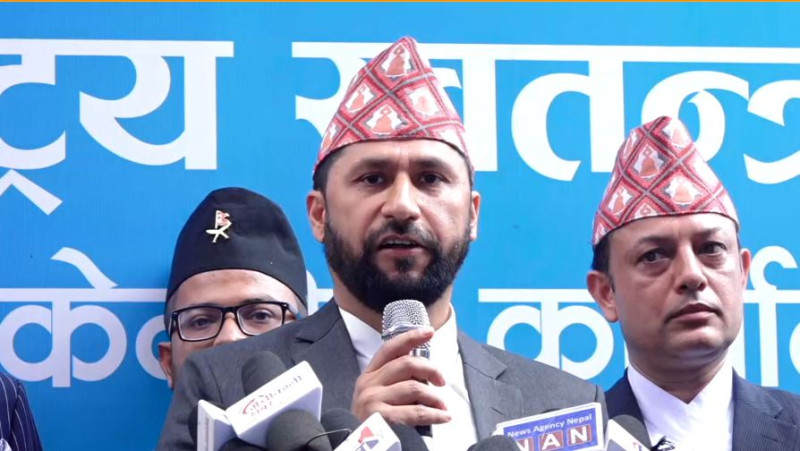 किन असन्तुष्ट छन् रवि ? 