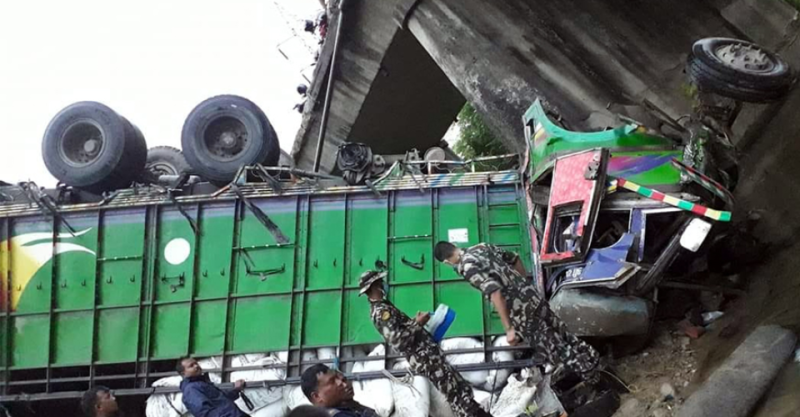 दाङ र बाँकेको सिमानामा पर्ने शिव खोलामा ट्रक खस्यो, चालक र सहचालक घाइते